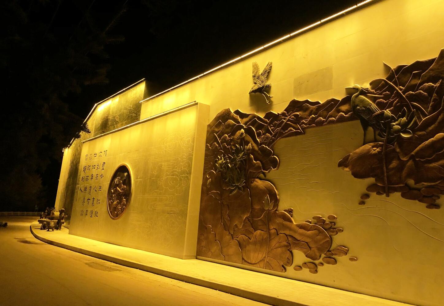 青海湟中莲花湖景区浮雕墙雕塑，浮雕墙以诗词文化和白描线刻画结合起来，形成诗画一体的长幅画卷，犹如行走在传统文化长廊里感受意境之美。